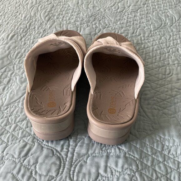 Bzees Slip On Bow Sandals Ivory 8.5W - Picture 4 of 6